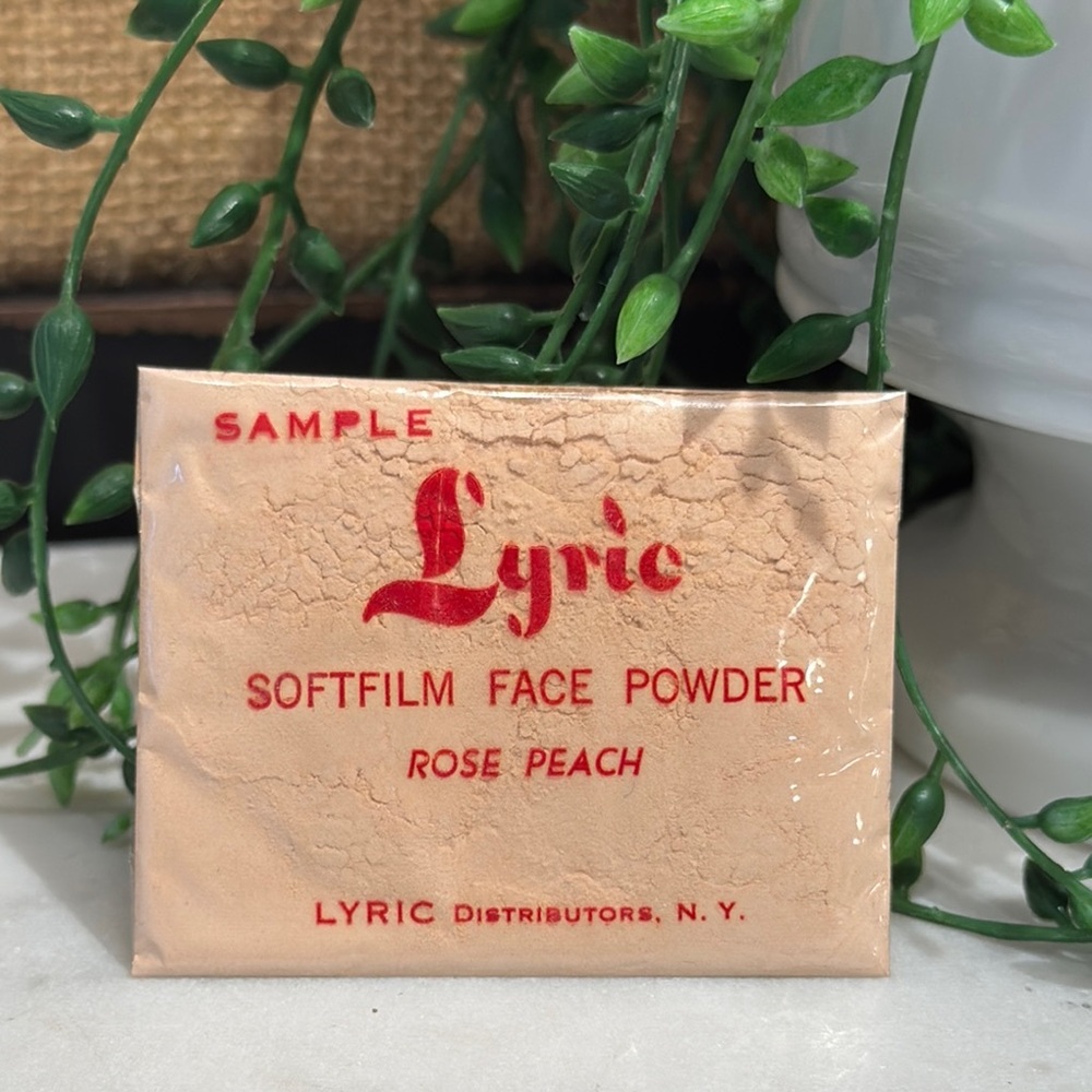 Vintage Lyric powder makeup sample